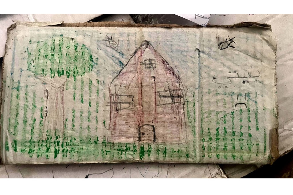 Un dessin réalisé par la fille d'un journaliste à Gaza sur un morceau de carton, avec les mots « Ma maison » écrits dessus.